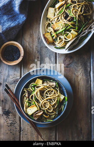 Nouilles au sésame avec du tofu et légumes Banque D'Images