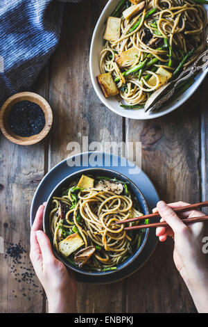 Nouilles au sésame avec du tofu et légumes Banque D'Images