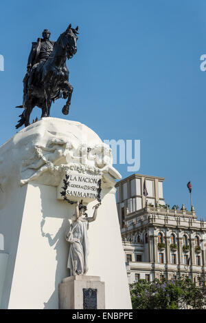 Statue du général José de San Martin sur la Plaza Mayor (Plaza de Armas), Lima, Pérou. Banque D'Images