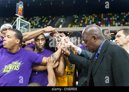 Londres, Royaume-Uni. 1er mai 2015. Les joueurs des Lions de Londres avant la BBL le demi-finale play off entre Lions et Cheshire Londres à la boîte de cuivre Phoenix Arena dans le parc olympique. Win 81-68 Lions Londres Banque D'Images