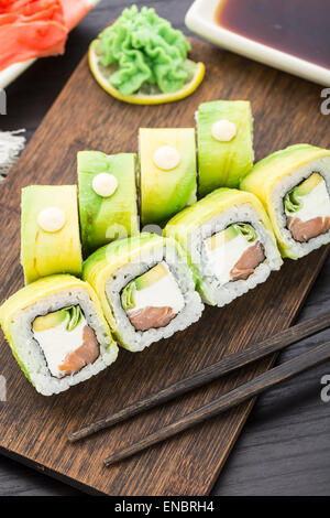 Sushi roll avec du saumon et de la laitue enveloppée par l'avocat Banque D'Images