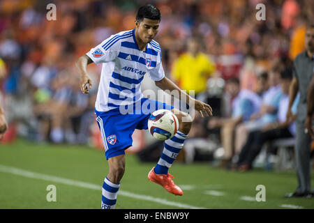 Houston, Texas, USA. 1er mai 2015. FC Dallas defender Moises Hernandez (3) contrôle la balle lors d'un match entre la MLS Houston Dynamo et FC Dallas au stade BBVA Compass à Houston, TX le 1er mai 2015. Dallas a gagné le match 4-1. Credit : Trask Smith/ZUMA/Alamy Fil Live News Banque D'Images