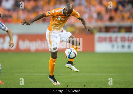 Houston, Texas, USA. 1er mai 2015. Houston Dynamo defender DaMarcus Beasley (7) contrôle la balle lors d'un match entre la MLS Houston Dynamo et FC Dallas au stade BBVA Compass à Houston, TX le 1er mai 2015. Dallas a gagné le match 4-1. Credit : Trask Smith/ZUMA/Alamy Fil Live News Banque D'Images