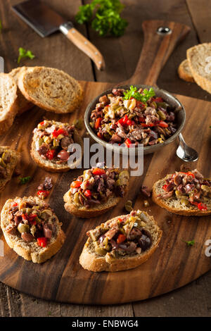 Tapenade d'Olive mixtes faits maison sur Crostini de blé entier Banque D'Images