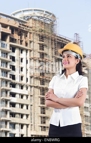 1 architecte indien femme debout Construction Site Banque D'Images