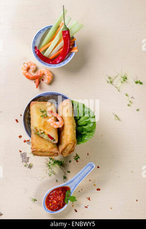 Rouleaux de printemps frits avec légumes et crevettes, servi avec sauce épicée over white background. Vue d'en haut Banque D'Images