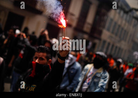 Bogota, Colombie. 1er mai 2015. Un homme est titulaire d'une poussée au cours d'une marche dans comemmoration du Premier mai à Bogota, Colombie, le 1 mai 2015. La Journée internationale du Travail, également connu sous le nom de la fête du Travail ou jour de mai, commémore la lutte des travailleurs des pays industrialisés dans le 19ème siècle pour de meilleures conditions de travail. © Jhon Paz/Xinhua/Alamy Live News Banque D'Images