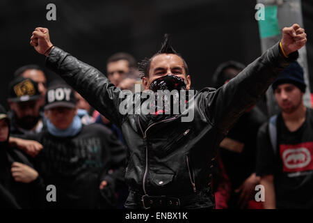 Bogota, Colombie. 1er mai 2015. Un homme prend part à une marche dans comemmoration du Premier mai à Bogota, Colombie, le 1 mai 2015. La Journée internationale du Travail, également connu sous le nom de la fête du Travail ou jour de mai, commémore la lutte des travailleurs des pays industrialisés dans le 19ème siècle pour de meilleures conditions de travail. © Jhon Paz/Xinhua/Alamy Live News Banque D'Images