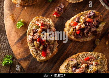 Tapenade d'Olive mixtes faits maison sur Crostini de blé entier Banque D'Images