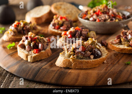 Tapenade d'Olive mixtes faits maison sur Crostini de blé entier Banque D'Images