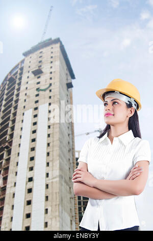 1 architecte indien femme debout Construction Site Banque D'Images