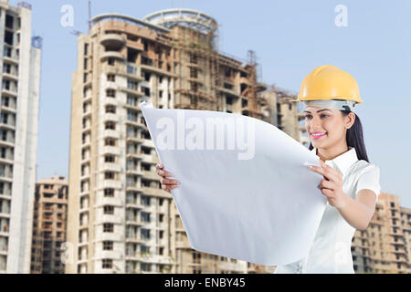 1 architecte indien woman Construction Plan du site Lecture Banque D'Images