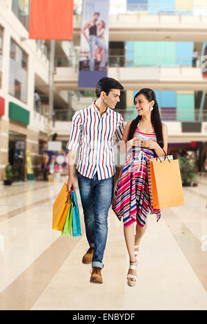 2 Couples mariés indiens Mall Shopping Banque D'Images