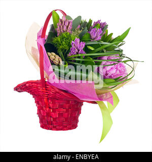 Bouquet de pivoines, jacinthes et autres fleurs en rouge panier en osier isolé sur fond blanc. Libre. Banque D'Images