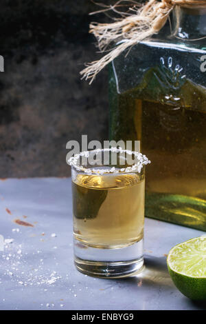 Court-circuit de la tequila anejo avec de la chaux et de sel de table en métal gris Banque D'Images