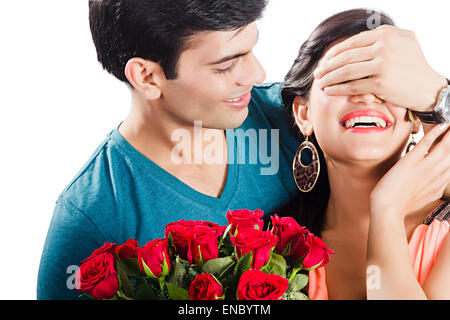 2 Couples mariés indiens Surprise bouquet Saint-Valentin Banque D'Images