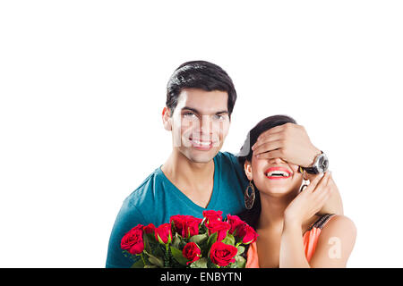 2 Couples mariés indiens Surprise bouquet Saint-Valentin Banque D'Images