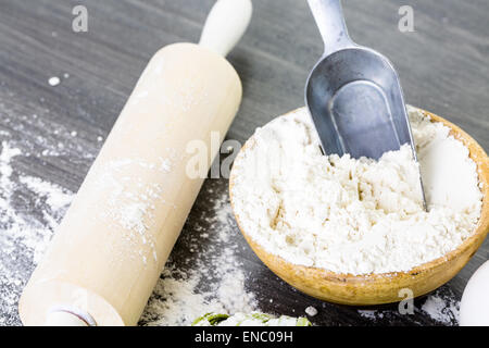 Faire les pâtes faites maison avec des produits frais de la ferme. Banque D'Images