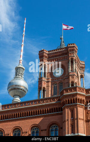 'Red' City Hall, Berlin-Mitte, Berlin Tour avec un drapeau et dôme de la tour de télévision, Berlin, Allemagne, Banque D'Images