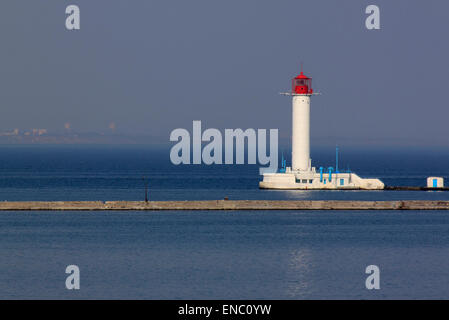 Vue sur phare en port maritime d'Odessa Banque D'Images