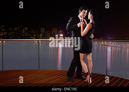 2 Indian business Couple beach paquebot romance Banque D'Images