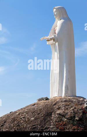 Povoa de Lanhoso, Portugal. Statue de Notre Dame avec vue sur le paysage, dans le sanctuaire de Nossa Senhora do Pilar. Banque D'Images