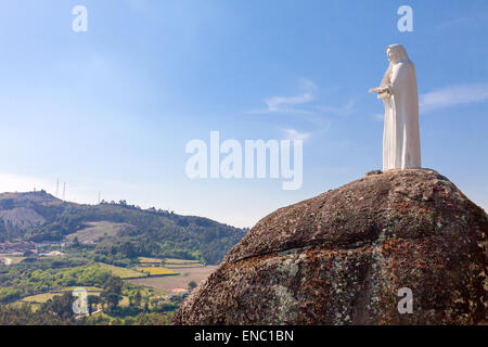 Povoa de Lanhoso, Portugal. Statue de Notre Dame avec vue sur le paysage, dans le sanctuaire de Nossa Senhora do Pilar. Banque D'Images