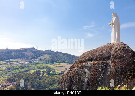 Povoa de Lanhoso, Portugal. Statue de Notre Dame avec vue sur le paysage, dans le sanctuaire de Nossa Senhora do Pilar. Banque D'Images