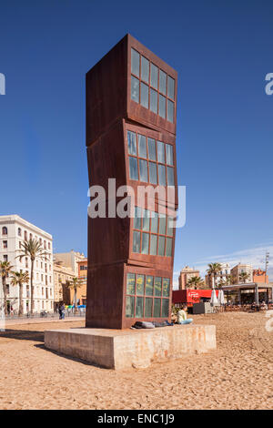 Estel Ferit sculpture par Rebecca Horn, sur la plage de Barcelone, Catalogne, Espagne. Banque D'Images