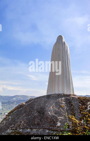 Povoa de Lanhoso, Portugal. Statue de Notre Dame avec vue sur le paysage, dans le sanctuaire de Nossa Senhora do Pilar. Banque D'Images