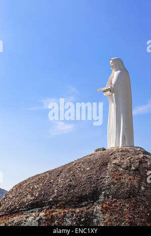 Povoa de Lanhoso, Portugal. Statue de Notre Dame avec vue sur le paysage, dans le sanctuaire de Nossa Senhora do Pilar. Banque D'Images