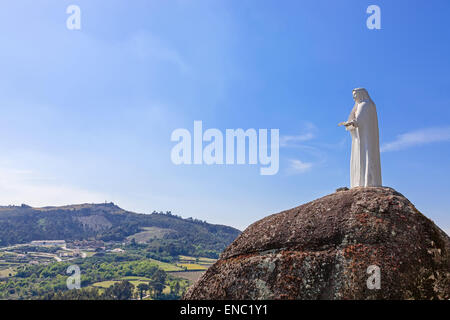 Povoa de Lanhoso, Portugal. Statue de Notre Dame avec vue sur le paysage, dans le sanctuaire de Nossa Senhora do Pilar. Banque D'Images