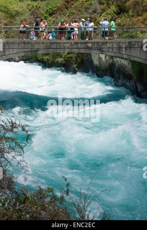 Les touristes appréciant la vue de la rage rapides de cascade de Huka sur la rivière Waikato Taupo Nouvelle-zélande Île du Nord Banque D'Images