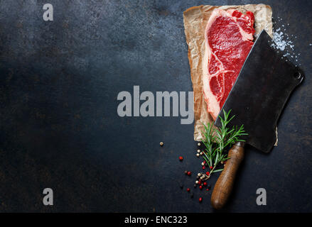 Vintage cleaver et matières Pavé de boeuf sur fond sombre Banque D'Images