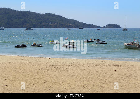 Jet Ski amarrés dans la mer de la plage de Patong, Phuket, Thailand Banque D'Images