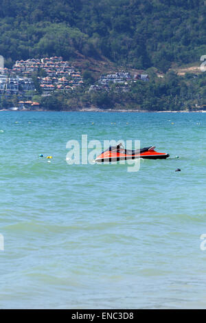 Jet Ski amarrés dans la mer de la plage de Patong Banque D'Images