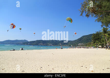 Vue de la plage de Patong avec parasailing (Thaïlande) Sports extrêmes à Phuket, Thaïlande Banque D'Images