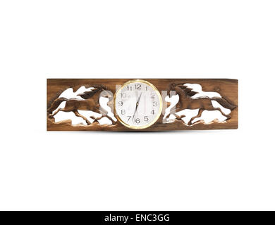 Horloge murale en bois isolé sur fond blanc. Banque D'Images