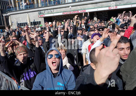 Protestant contre la foule, d'extrême-gauche contre-manifestants, montrant du doigt 'central' Banque D'Images