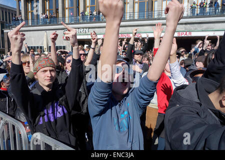 Protestant foule, contre-manifestants montrant doigt moyen au cours de PEGIDA manifestations contre l'islamisation de la Suède Banque D'Images