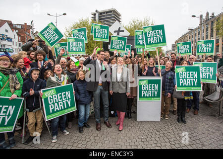 Bristol, Royaume-Uni. 2 mai, 2015. La chef du Parti vert parle de la politique des transports du parti, s'exprimant aux côtés de Bristol West candidat Darren Hall dans le centre de Bristol, Royaume-Uni. 2 mai, 2015. Credit : Redorbital Photography/Alamy Live News Banque D'Images