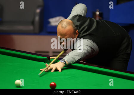 Sheffield, Royaume-Uni. Stuart Bingham visages Judd Trump dans le dernier 4 de la 2015 Betfred World Snooker Championship au théâtre Crucible. 2 mai, 2015. Crédit : Michael Cullen/ZUMA/Alamy Fil Live News Banque D'Images