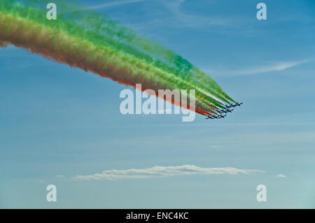 Flèches tricolores en exposition dans le ciel bleu, Italie Banque D'Images