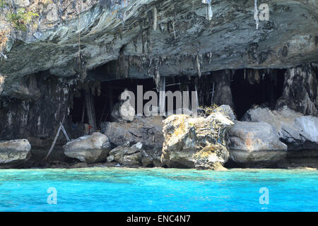 Viking cave où aucun nid d'sont recueillies. L'île de Phi-Phi Leh de Krabi, Thaïlande Banque D'Images