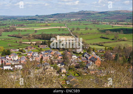 Vue sur les terres agricoles et les maisons des collines de la ville de Montgomery Powys Mid-Wales UK Banque D'Images