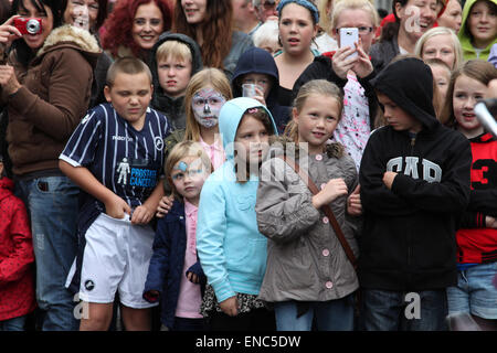 Les enfants regarder les performances en Granny Turismo au Festival International de Marionnettes en Witham, Essex Banque D'Images