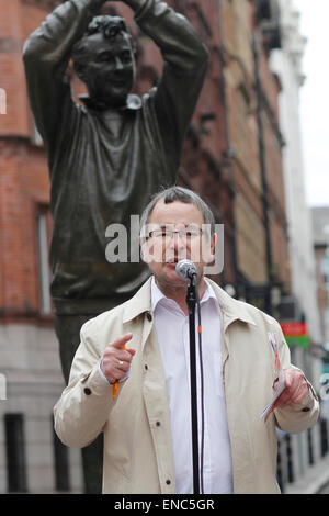 Nottingham, Royaume-Uni. 2 mai, 2015. Lee Baron Midlands TUV Secrétaire générale s'adressant à la foule assemblée au mois de mars et mai rassemblement à Nottingham 12h00 Crédit : Pete Jenkins/Alamy Live News Banque D'Images