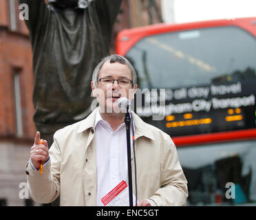 Nottingham, Royaume-Uni. 2 mai, 2015. Lee Baron Midlands TUV Secrétaire générale s'adressant à la foule assemblée au mois de mars et mai rassemblement à Nottingham 12h00 Crédit : Pete Jenkins/Alamy Live News Banque D'Images