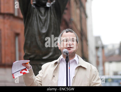 Nottingham, Royaume-Uni. 2 mai, 2015. Lee Baron Midlands TUV Secrétaire générale s'adressant à la foule assemblée au mois de mars et mai rassemblement à Nottingham 12h00 Crédit : Pete Jenkins/Alamy Live News Banque D'Images