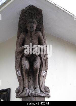 La figure en bois sculpté du 16ème siècle à 1597 court house en Sandwich Kent, maintenant un pub appelé 'Dieu et mon droit'. Banque D'Images